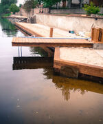 Красивое укрепление берегов возле загородного дома