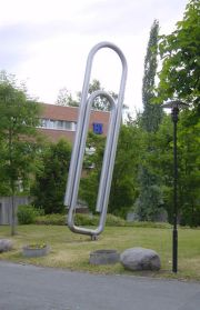 Памятник канцелярской скрепке