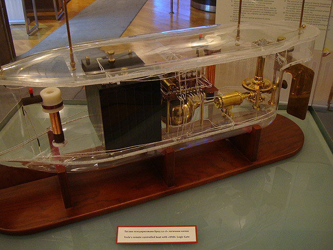 дистанционно-управляемая лодка