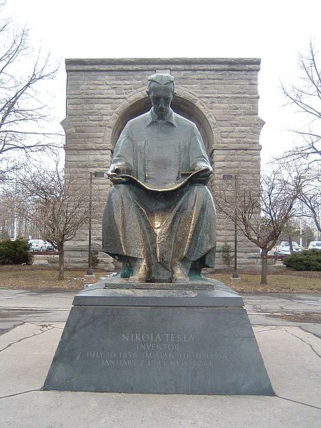 памятник Николе Тесле