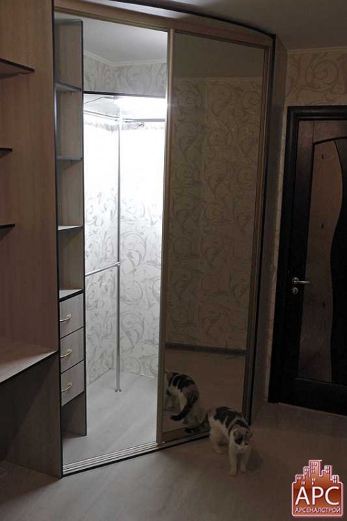 двустворчатый шкаф для одежды