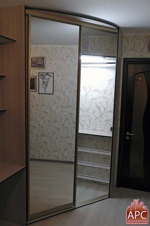 двустворчатый шкаф с зеркалом