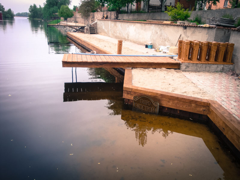 Укрепление берегов дубом от компании ГидроЭкоСтрой.