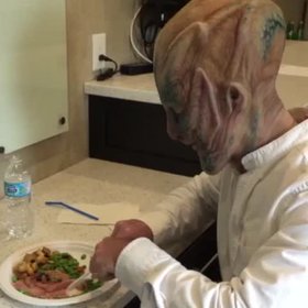 Джефф Безос в гриме