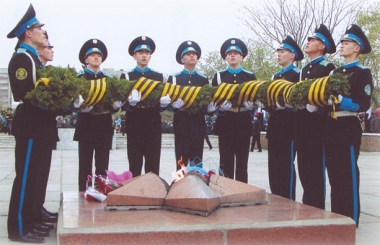 Курсанты мужской школы Жас Улан у вечного огня