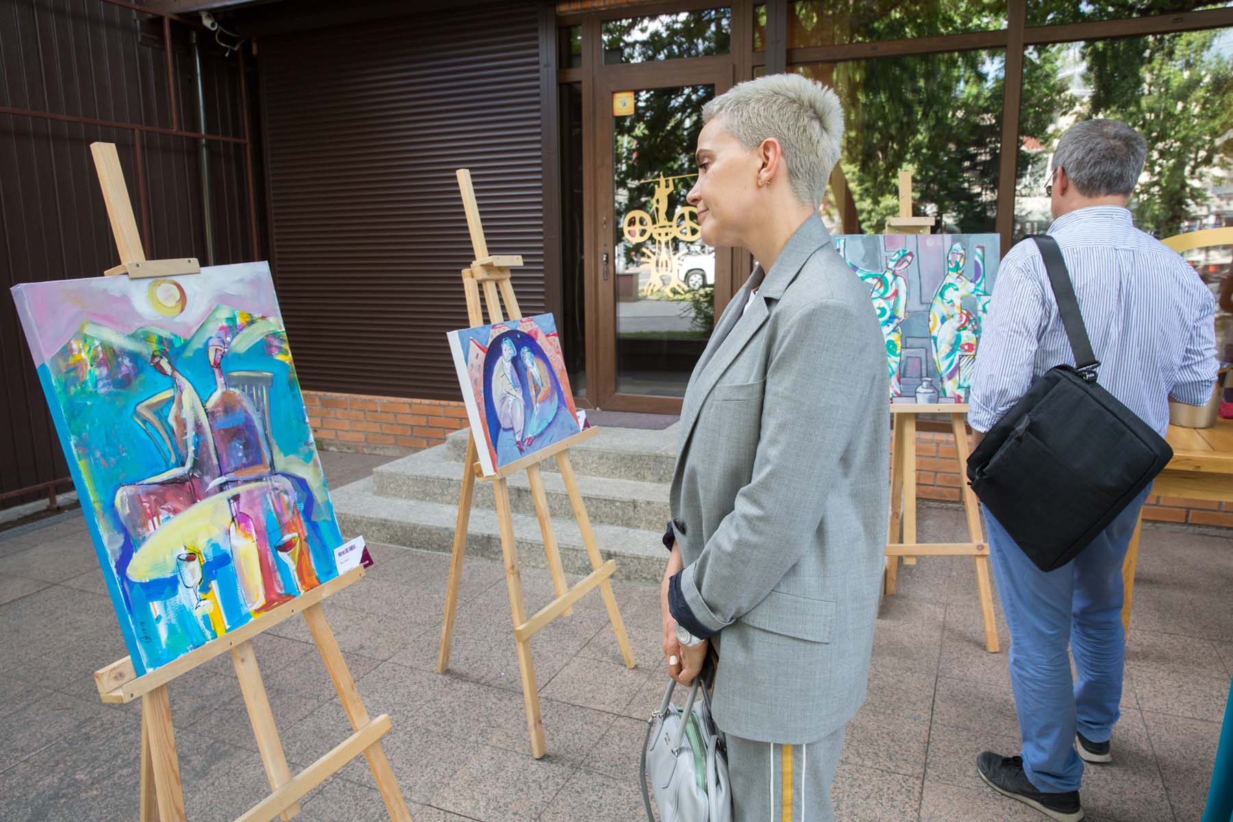 Алматинская журналистка начала рисовать пальцами и достигла успеха