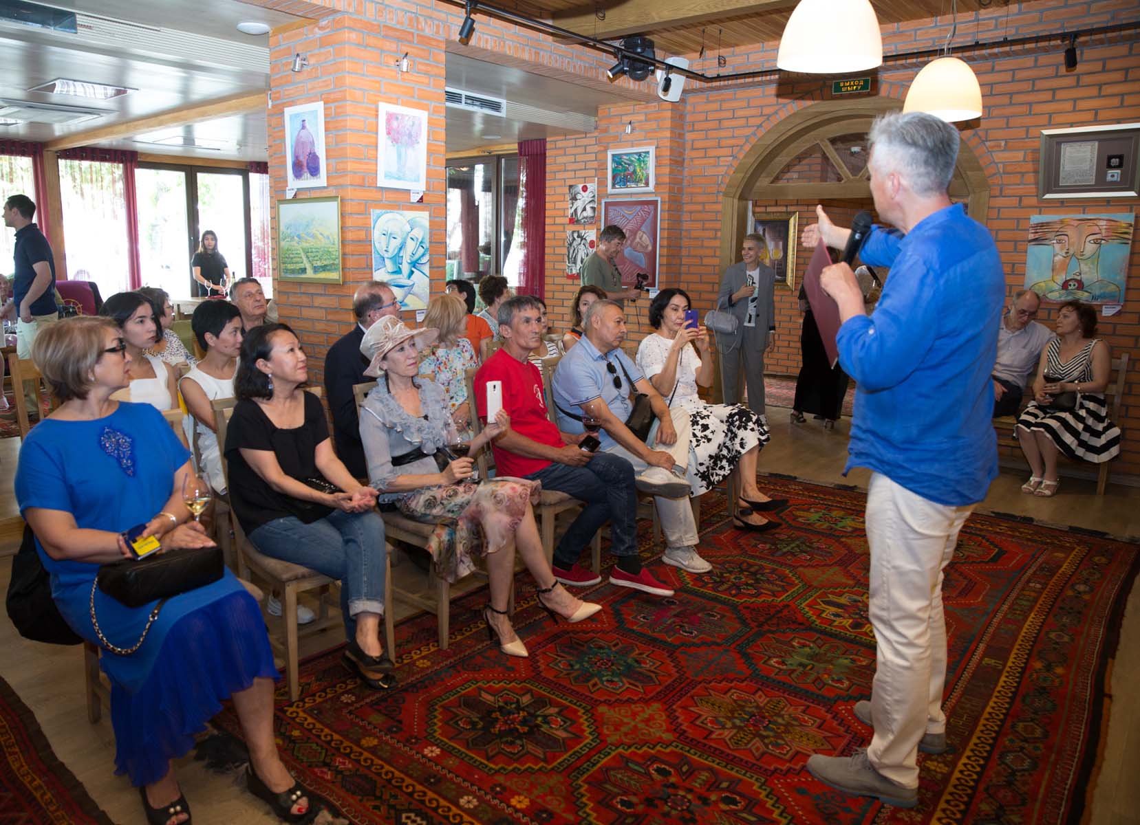 Алматинская журналистка начала рисовать пальцами и достигла успеха