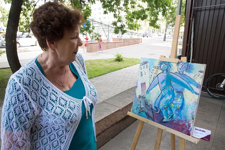 Алматинская журналистка начала рисовать пальцами и достигла успеха