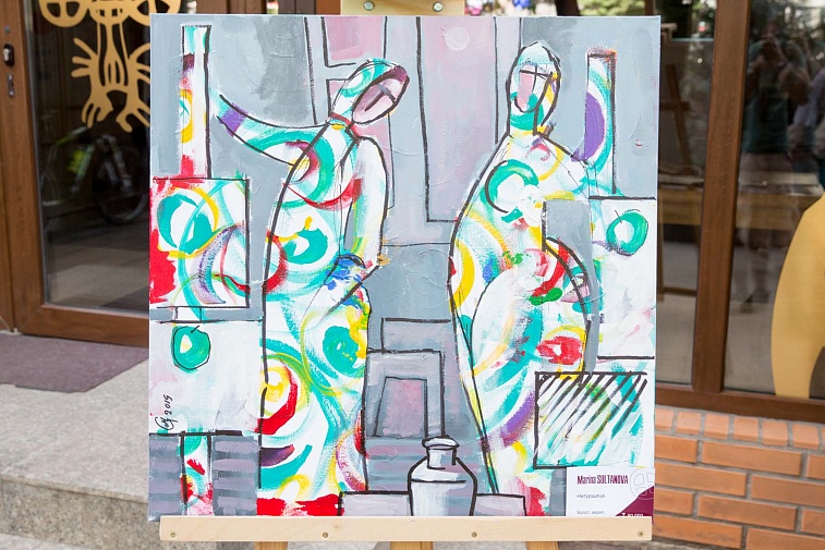 Алматинская журналистка начала рисовать пальцами и достигла успеха