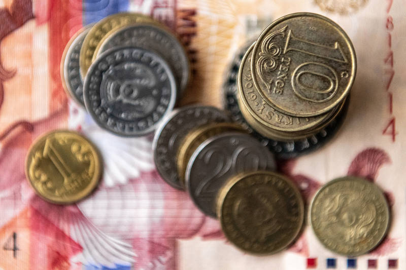 Депутаты не перестают удивляться зарплатам казахстанцев