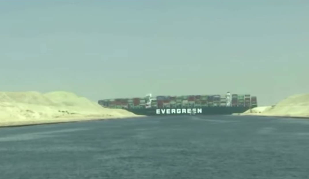 Застрял надолго: попытки разблокировать Суэцкий канал пока безуспешны