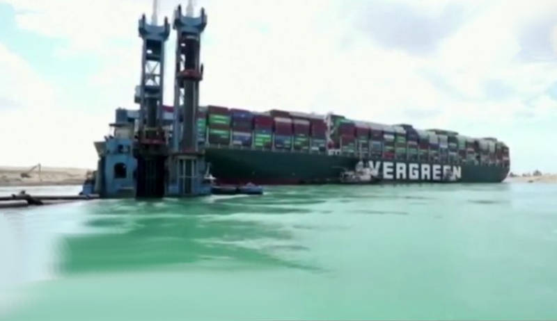 Ever Given частично сняли с мели в Суэцком канале