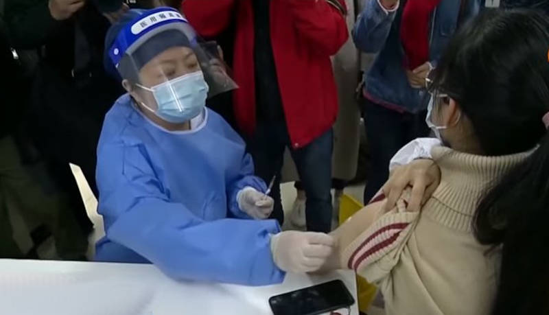 В Китае уже привили более 100 млн человек