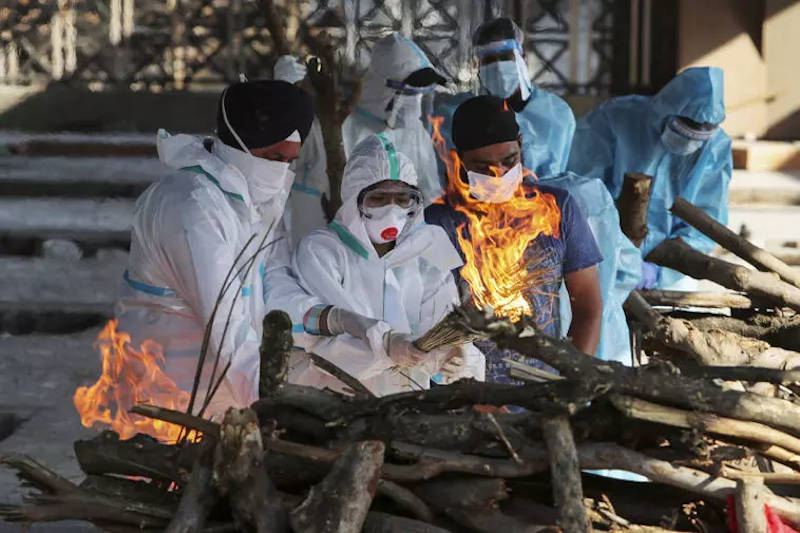 Хуже чумы: коронавирусная катастрофа в Индии набирает обороты