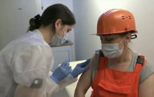 Москвичам, которые отказались от обязательной вакцинации, грозят увольнением