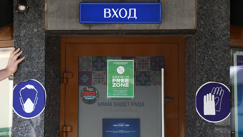 Вход воспрещен: иностранцев перестали пускать в рестораны