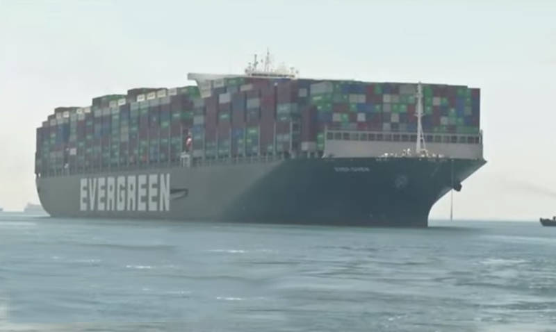 Контейнеровоз Ever Given, парализовавший мировую торговлю, покидает Египет