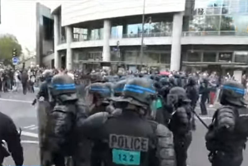 Во Франции жители выступили против обязательной вакцинации