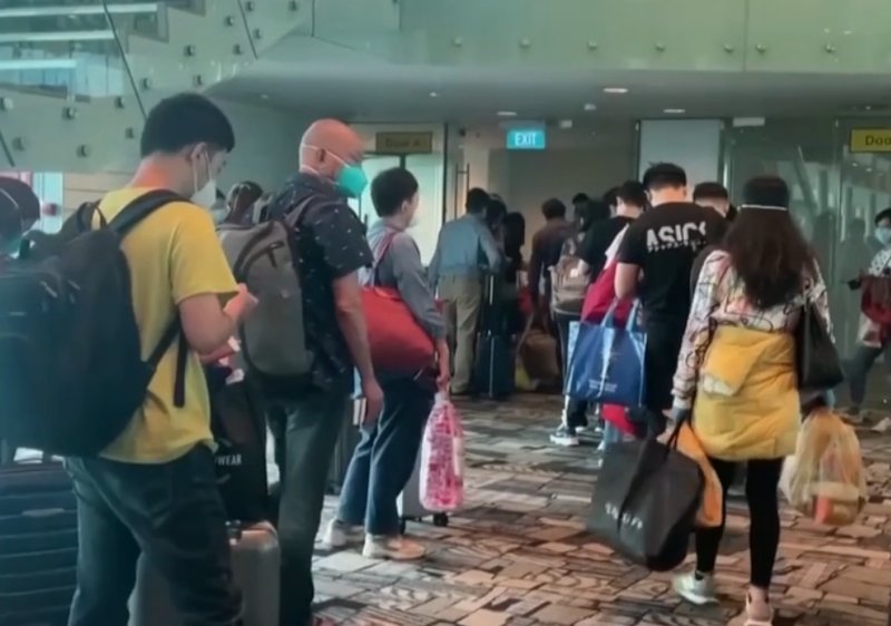 Граждане Китая выстраиваются в очереди за загранпаспортами и визами