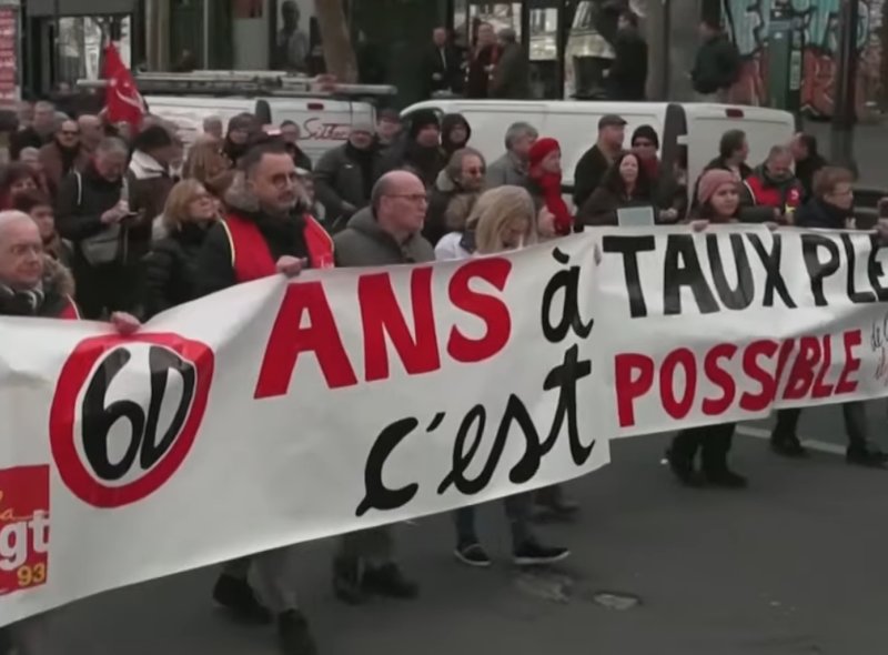 Массовые забастовки против пенсионной реформы проходят во Франции