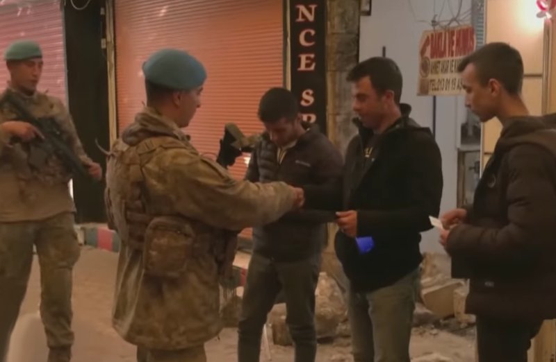 В разоренной бедствием Турции орудуют мародёры