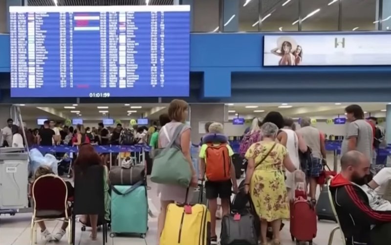 В Греции срочно эвакуируют туристов