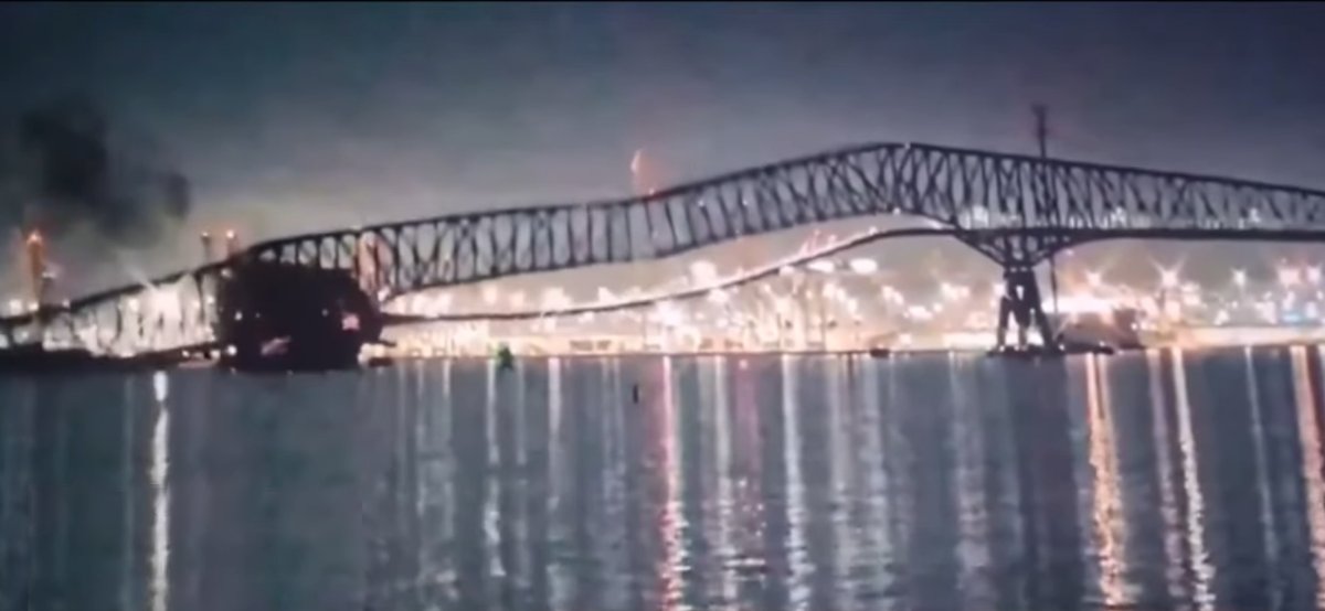 Корабль снёс автомобильный мост с людьми